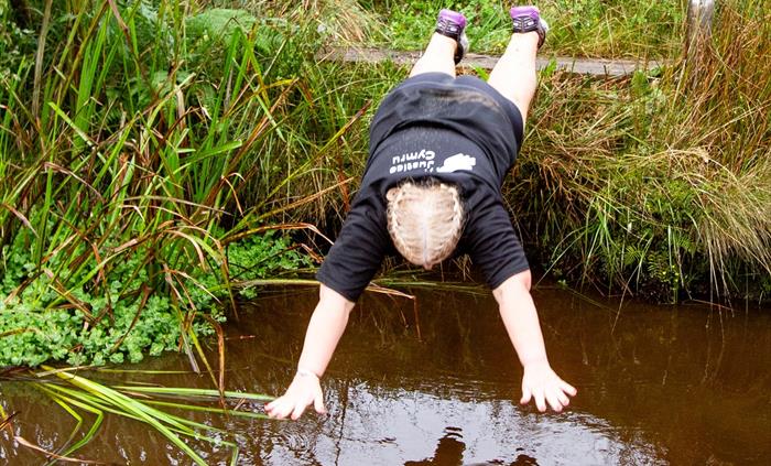 Chapel Bogathlon 2026 head on muddy dive!
